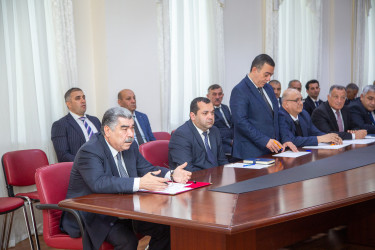 RİH başçısı Rüstəm Xəlilov fərdi qəbulda sakinlərinin  müraciətlərini dinləyib.