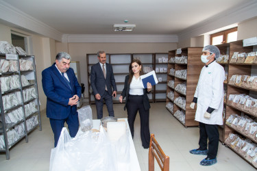 Rüstəm Xəlilov rayonda taxıl biçininə hazırlıq işləri ilə əlaqədar Salyan Dövlət Salyan Dövlət Aqrar İnkişaf Mərkəzində fermerlərlə görüş keçirib.
