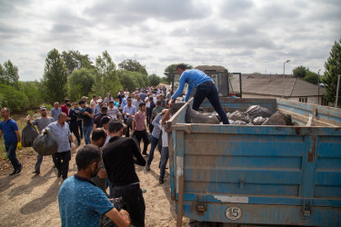 Kür çayı sahilində təmizlik aksiyası keçirilib.