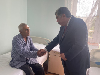 Rüstəm Xəlilov şəhid atasını tibb ocağında ziyarət edib.