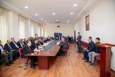 Rüstəm Xəlilov vətəndaşların müraciətlərini dinlədi.