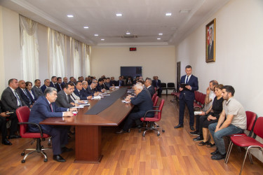 Rüstəm Xəlilov vətəndaşların müraciətlərini dinləndi.