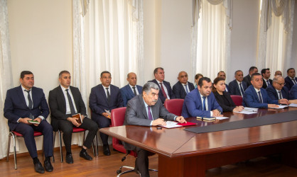 Rüstəm Xəlilov sakinlərin müraciətlərini yerində dinlədi.